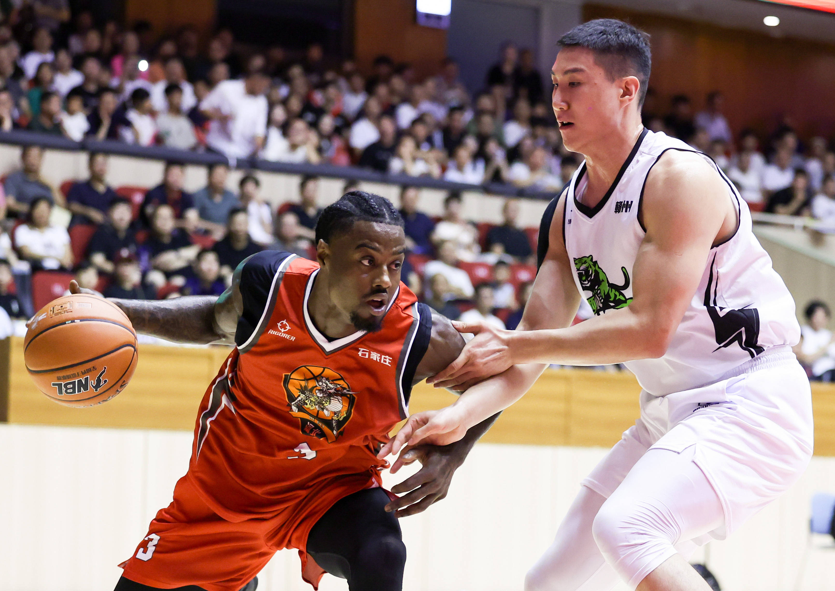 江西男篮艰难取胜，奋勇冲刺前景