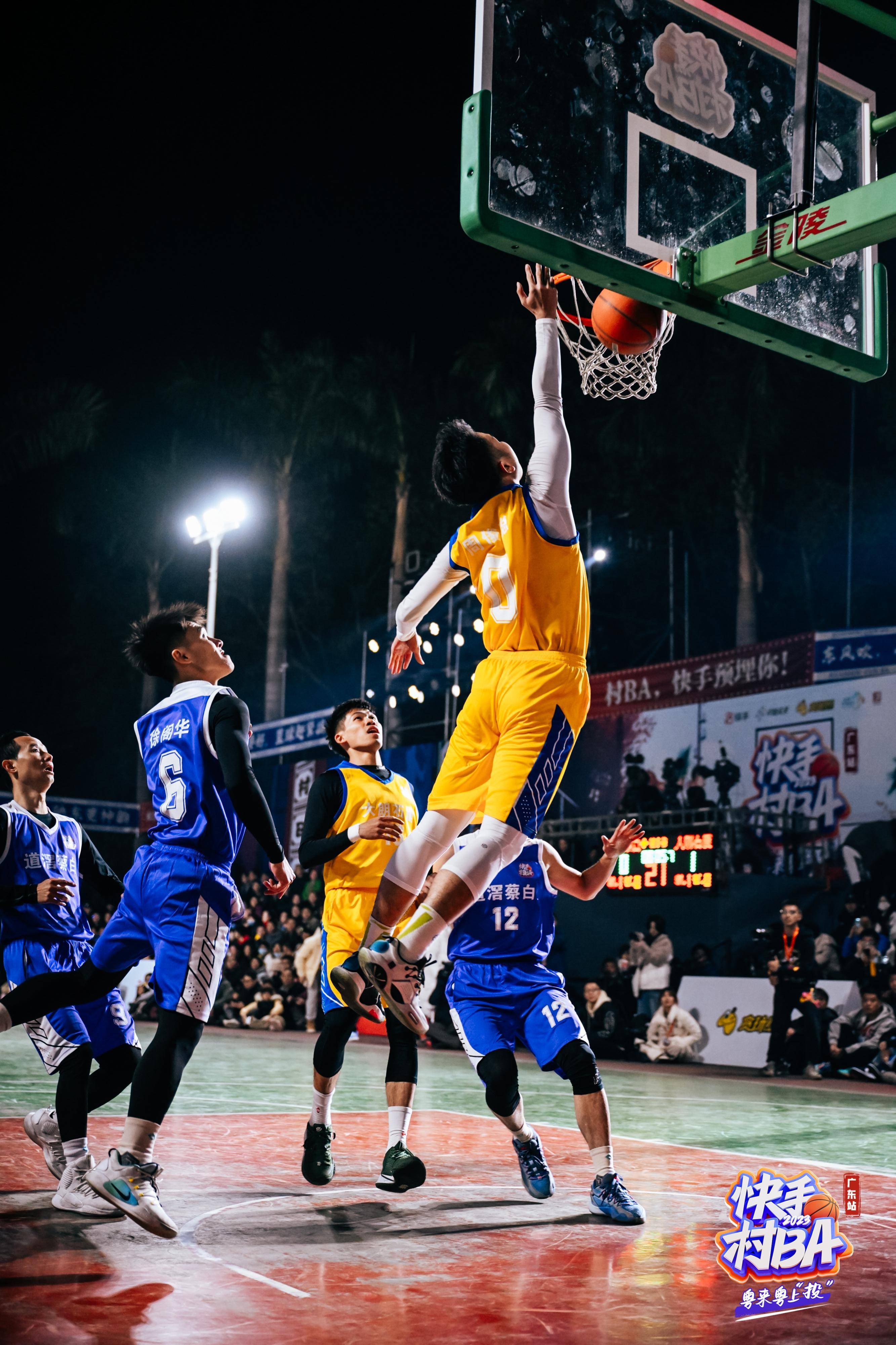篮球气氛浓重，球迷激情洋溢，现场火爆热烈的简单介绍