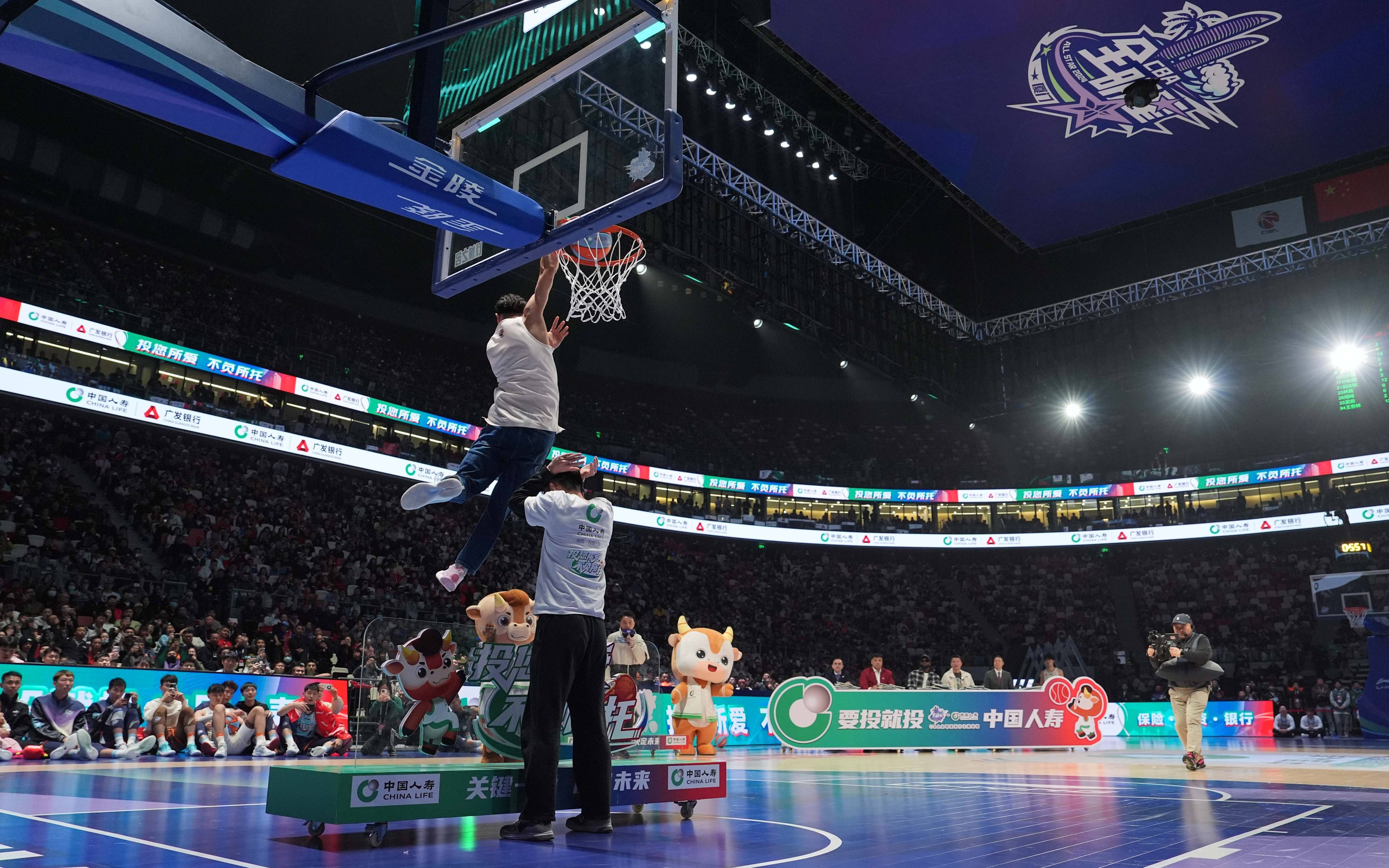 篮球气氛浓重，球迷激情洋溢，现场火爆热烈的简单介绍