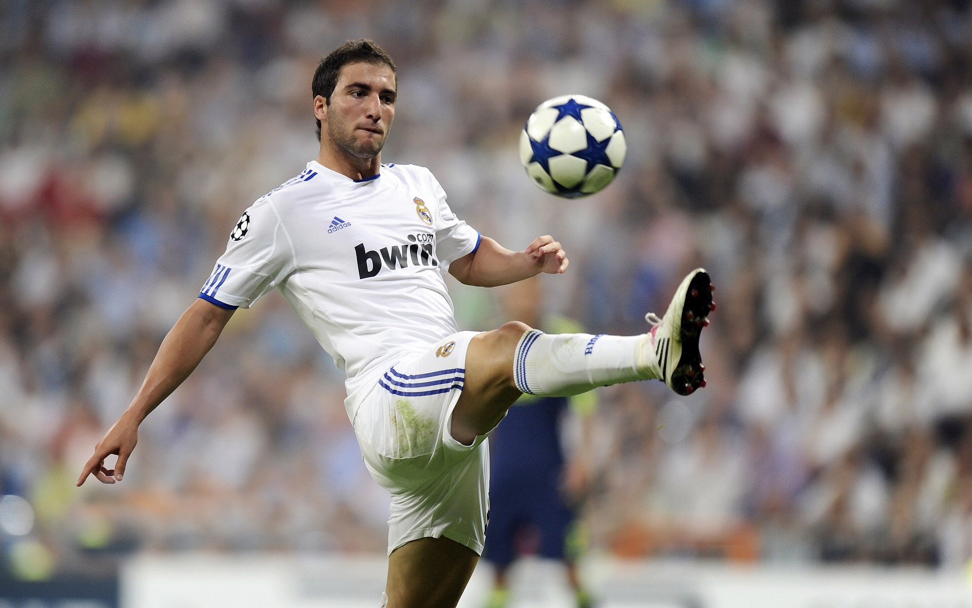 金玟哉一锤定音！里昂主场力克曼联，亚洲铁卫上演制胜封神夜